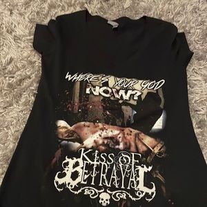 4/$20 size medium band tee Kiss of Betrayal.